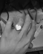 انگشتر قلب نقره ۹۲۵ دست‌ساز روی دست در کارگاه عطاره گالری