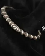 بنگل سیاه چاله روی دست‌نمونه، عکس سیاه‌وسفید