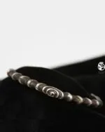 بنگل سیاه چاله روی مخمل، تضاد نقرهٔ براق و اکسید مشکی