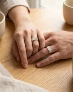 انگشتر ست مینیمال نقره روی دست زن و مرد در هم