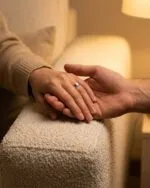 حلقه ست مینیمال خطدار نقره روی دست زن و مرد در هم