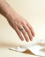 حلقه یادگاری با مو و فیروزه گرشا ۷ میلیمتر روی دست آقا