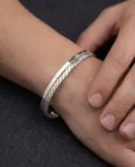 بنگل نقره ۹۲ مردانه دایان در دست مرد – عکس تو دست