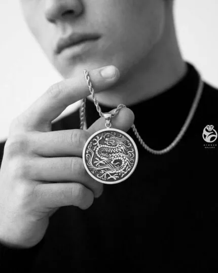 گردنبند اژدها نقره روی گردن مردانه — عطاره گالری