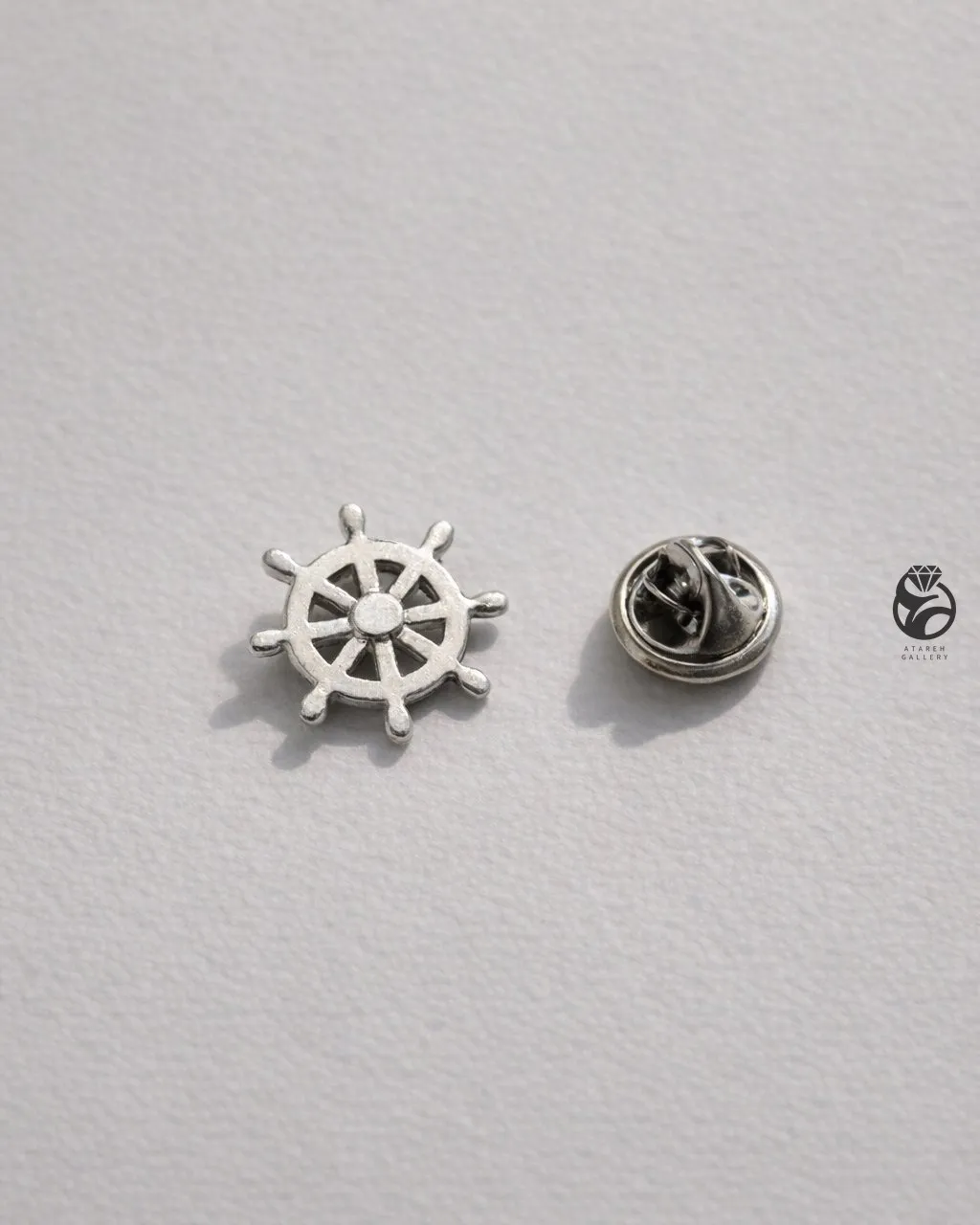 helm-brooch-main سنجاق سینه سکان کشتی نقره ۹۲ با قفل پروانهای روی زمینه سفید