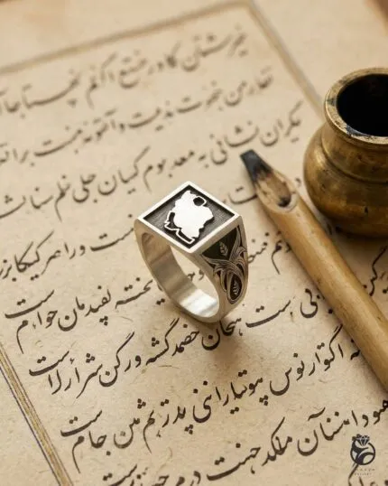 انگشتر نقره ایران با قلمزنی دستی در کنار قلم نی و دوات