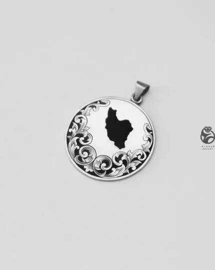 آویز نقشه ایران نقره ۹۲۵ با قلمزنی اروپایی و مینای مشکی — نمای محصول ۲