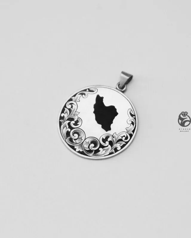 آویز نقشه ایران نقره ۹۲۵ با قلمزنی اروپایی و مینای مشکی — نمای محصول ۲