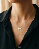 آویز مینیمال نقره ۹۲۵ — طرح ۸ — روی گردن | عطاره گالری