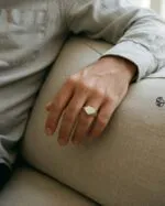 انگشتر الماس نقره در انگشت