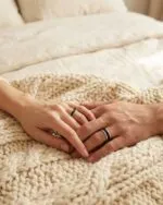 حلقه ست گرشا میناکاری مشکی روی دست زن و مرد در هم