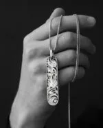 حکاکی دستی نقوش روی پلاک نقره گردنبند استوار
