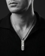 گردنبند استوار نقره روی استایل مردانه