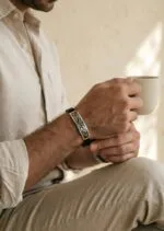 دستبند سرو نقره با قلمزنی دستی و بند چرم — نمای هنری | عطاره گالری
