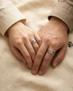 انگشتر گرشا ۰۲ آبی روی دست - میناکاری نقره ۹۲۵ دست‌ساز